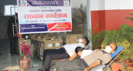रक्तदान गर्दै सहभागीहरु ।